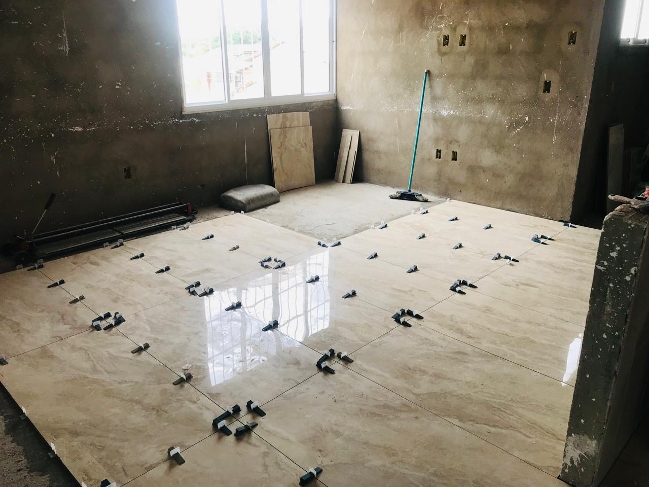 Corredor com porcelanato polido — JVA Construtora e Incorporadora