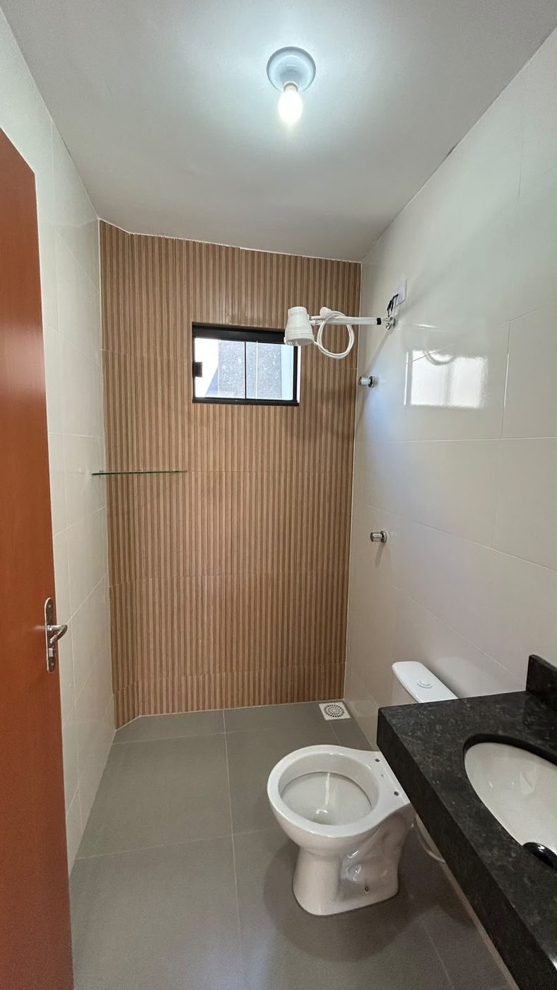 Banheiro com revestimento ripado amadeirado — JVA Construtora e Incorporadora